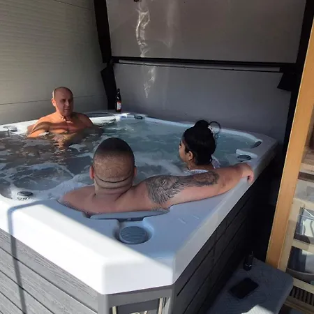 Marco Art Vendeghaz Jakuzzi, Finn-infra Sauna - Oszi Akcio! Mar 2 Ejszakatol Ingyenes Jakuzzi Vagy Szauna Hasznalat Guest house 4*