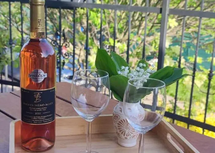 Marco Art For 1- 8 Persons Pensión