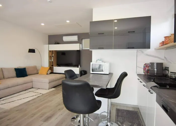 ゲストハウス Marco Art Vendeghaz Jakuzzi, Sauna - 2025 Nyartol - From Summer 2025